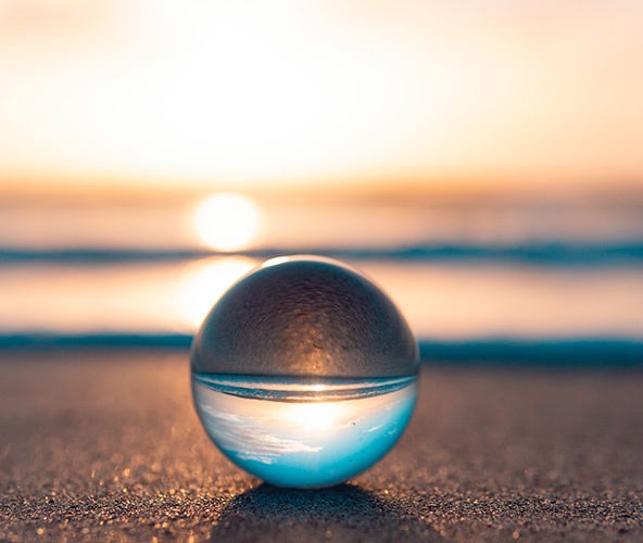  Personne hypersensible : Une photo d'une boule en verre en pour démontrer l'approche holistique d'OLA Coaching dans l'accompagnement de la personne hypersensible et à haut potentiel