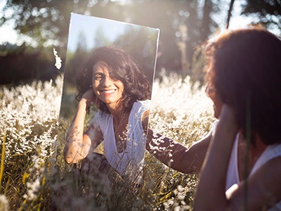 personne hypersensible se regardant dans un miroir suite à l'accompagnement en autonomie d'OLA coachingle