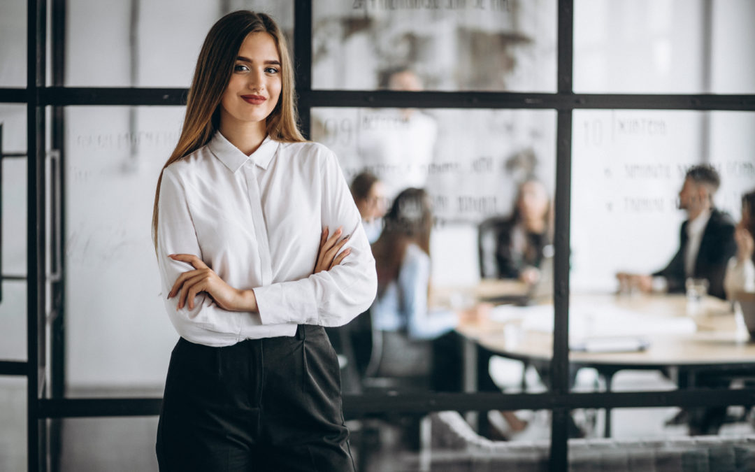 femme-debout-bras-croisés-noir-blanc-devant-vitre